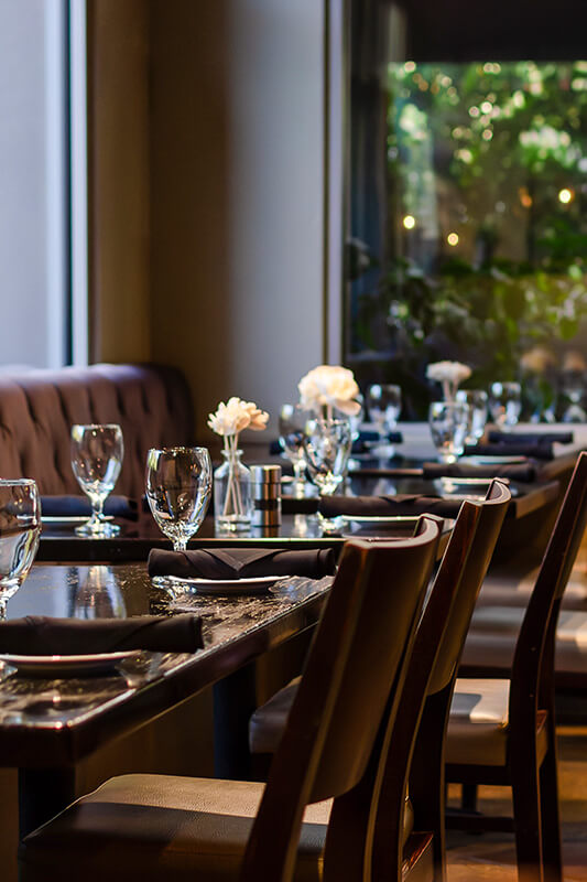 Mezzo Interior table setting vertical